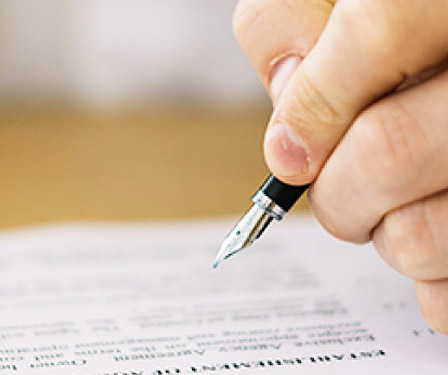 Photo : signature d'un contrat